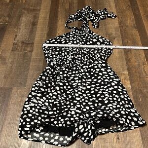 Angashion women’s halter romper jumpsuit elastic waist Md black white casual NWT